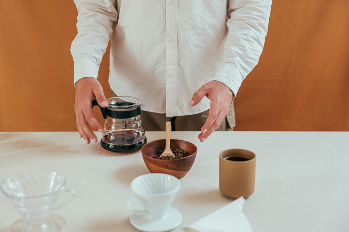 Colher de cupping e tigela de cerâmica para avaliação de café.