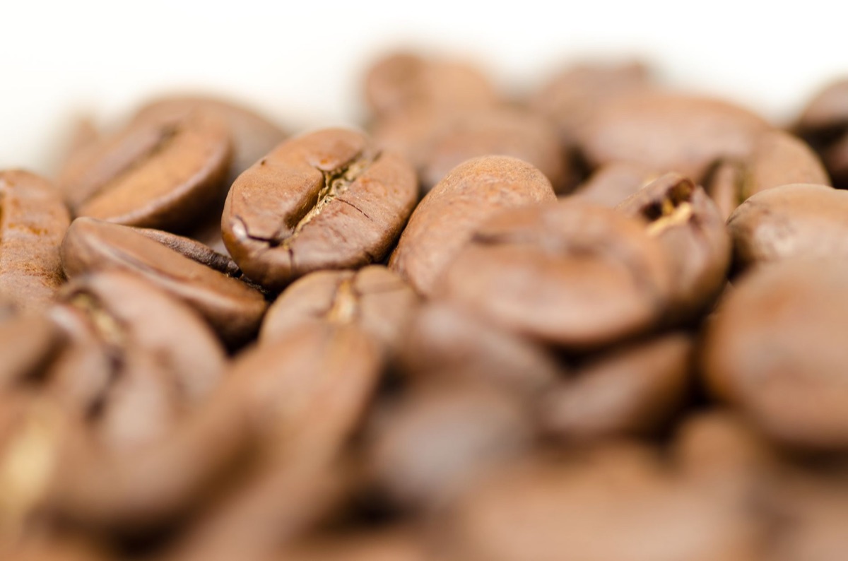 Grãos de café torrados de alta qualidade em close-up.