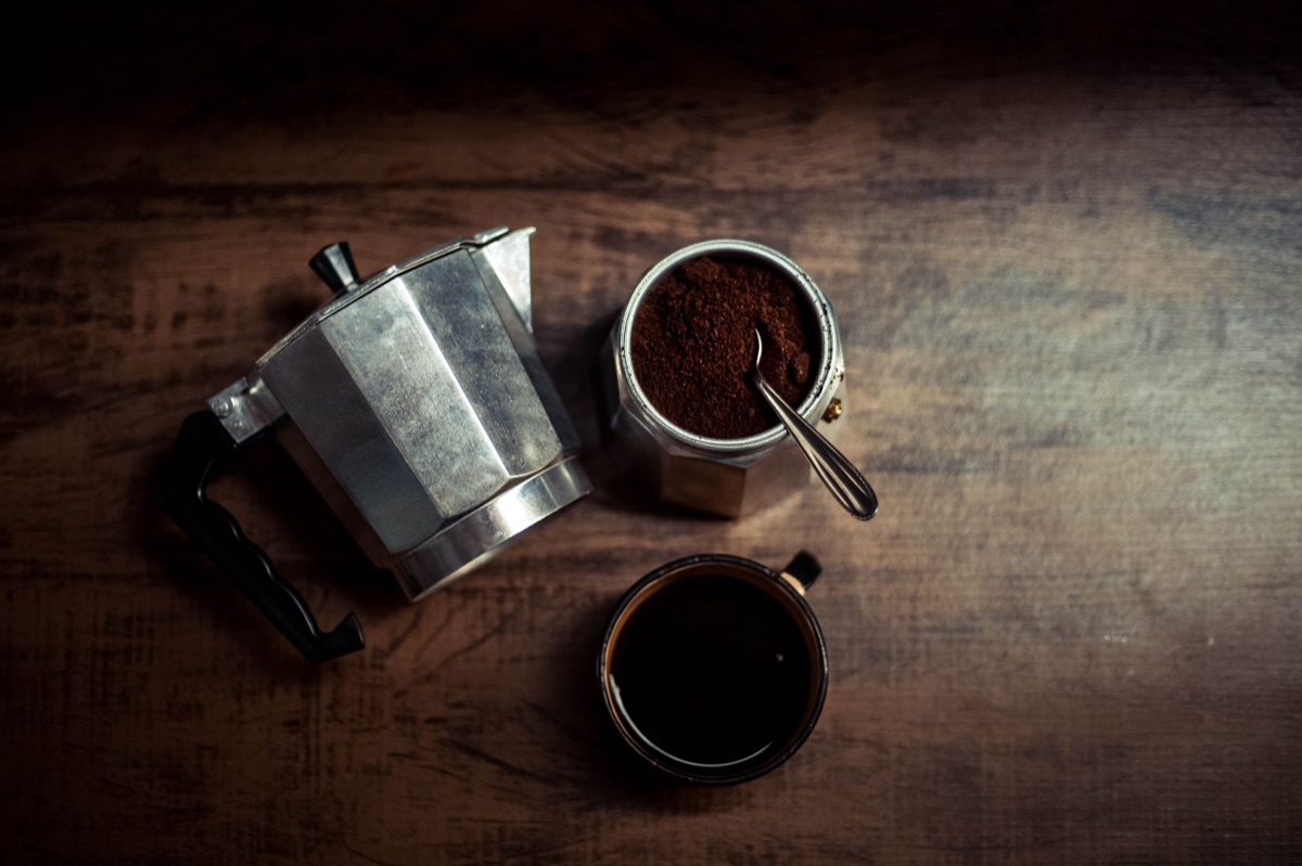 Céramique Zarf avec des grains de café et un pot à café vintage