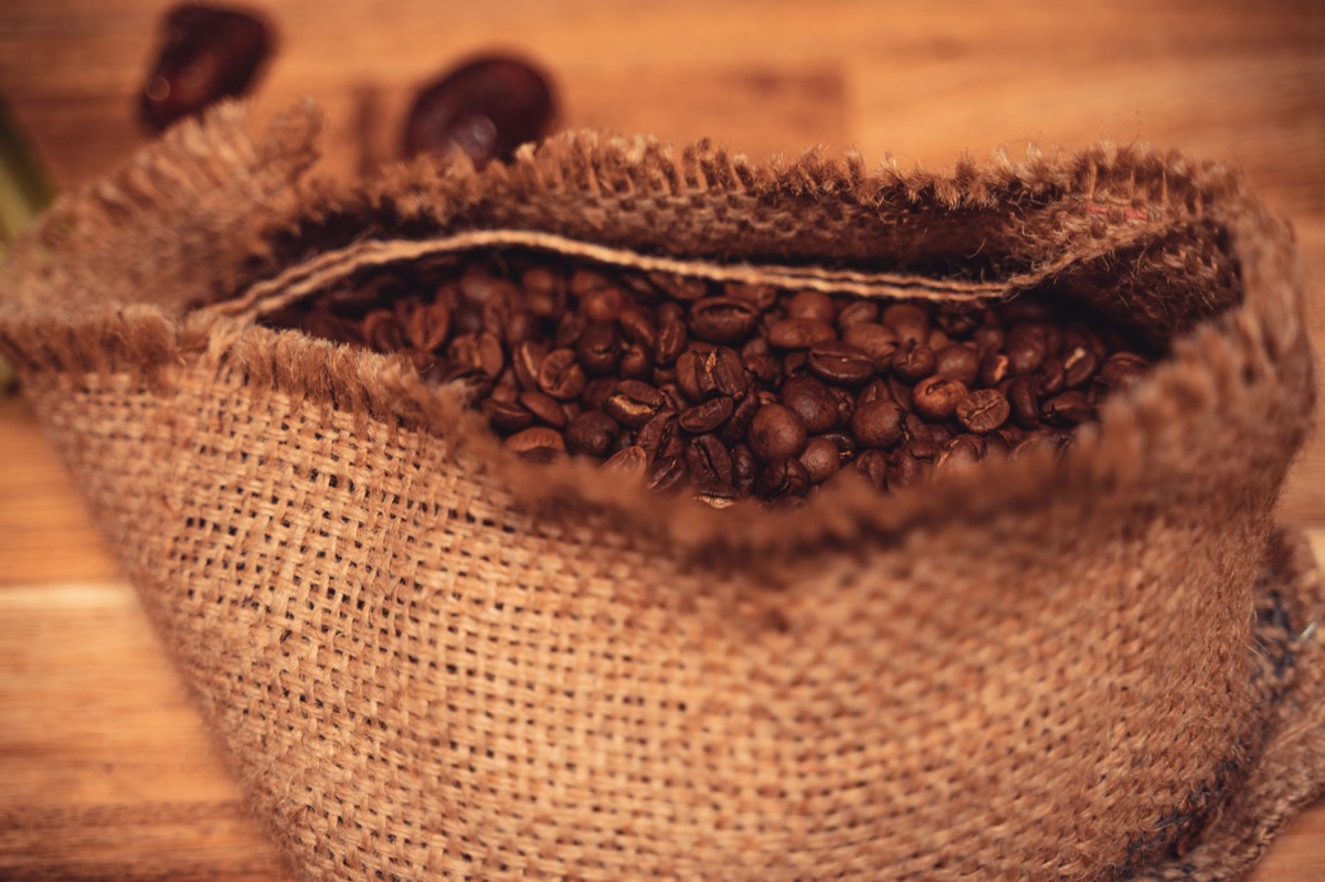 Fagi di caffè secchi in sacco di juta.