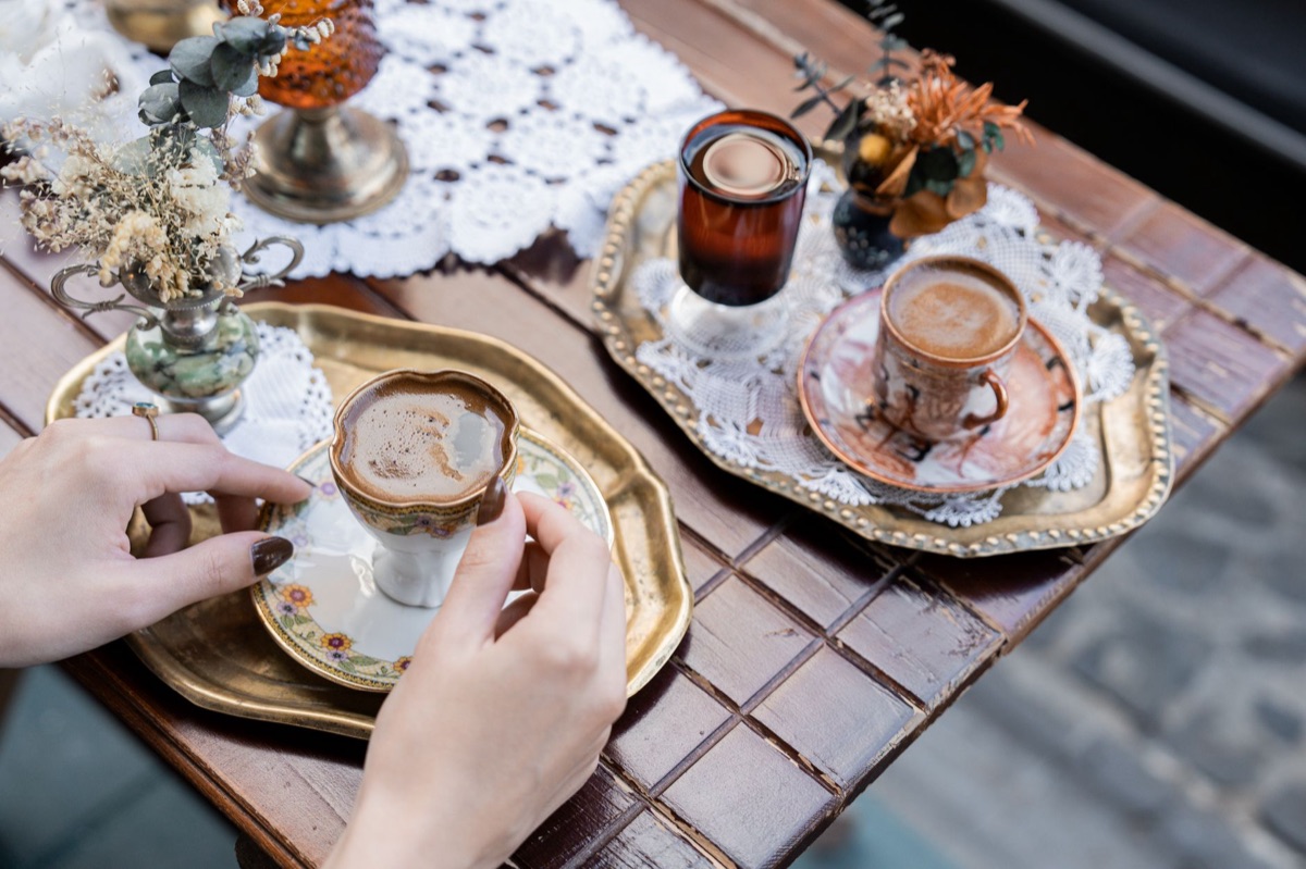 歴史的なコーヒーカップと陶器