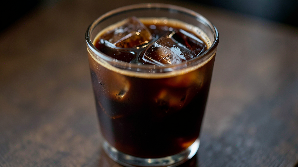 1️⃣ What is the biggest difference between cold brew and iced Americano?
- **Extraction Time**
  - Cold Brew: Steeped in cold water for 12-24 hours for slow extraction.
  - Iced Americano: Espresso (9 bars of pressure) is extracted in seconds to minutes and then mixed with ice and water.
- **Taste Profile**
  - Cold Brew: Smooth, low acidity, less bitter.
  - Iced Americano: Stronger flavor, higher acidity.
- **Coffee Bean Usage**
  - Cold brew uses more coffee beans due to the long extraction time, resulting in a higher caffeine content.